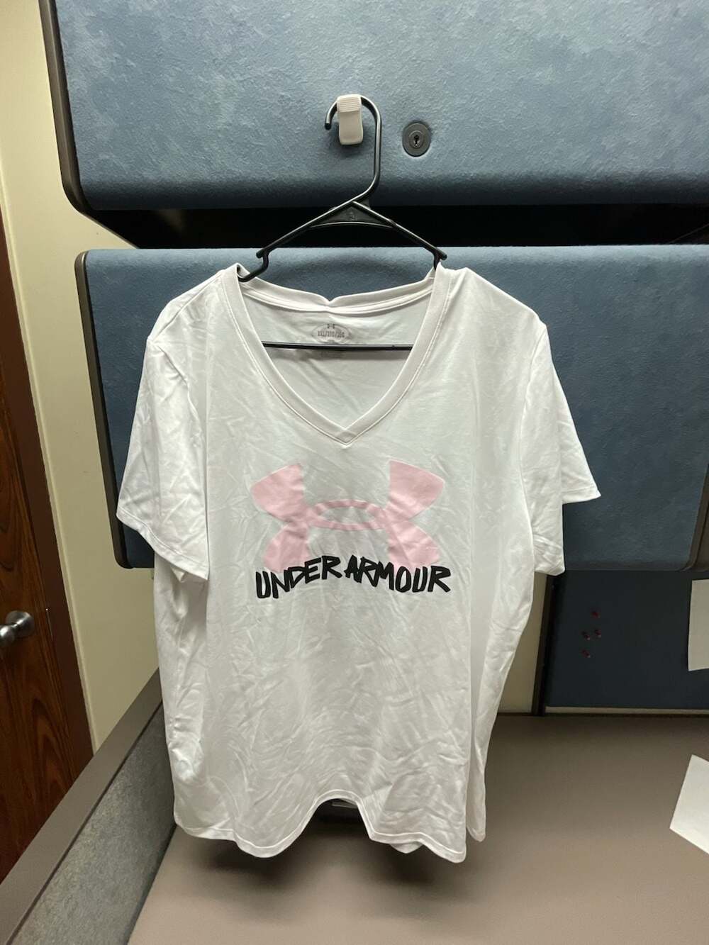 Under Armour V-Neck T-Shirt Size 2XL White Pink Logo Graphic